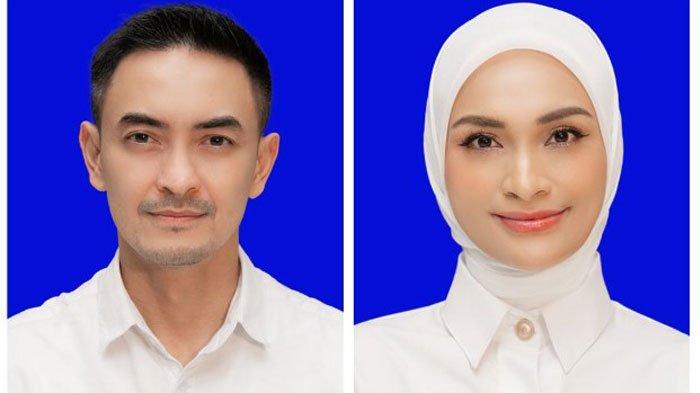 Zumi Zola Pamer Foto Latar Biru