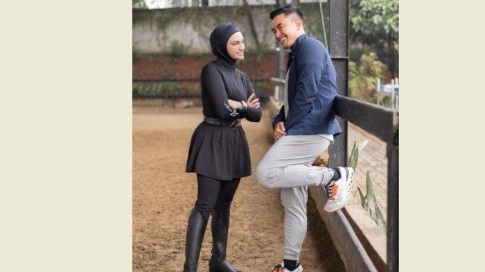 Zumi Zola dan Putri Zulhas saat selesai berkuda.