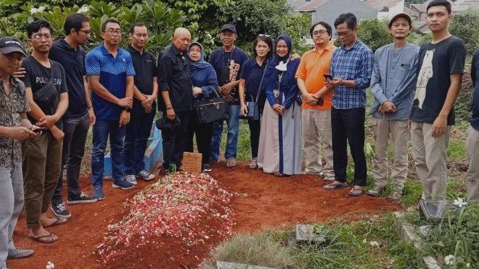 DIMAKAMKAN- Jajaran redaksi Tribun Network dan para sahabat melepas kepergian almarhum Achmad Subechi di TPU Villa Dago Tol Tangerang Selatan Banten, Minggu 3 Desember 2023.(HO)