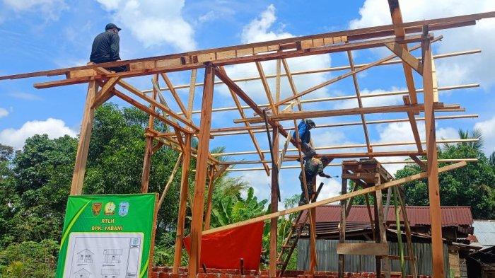 Satgas TMMD ke 122 Kodim 0420 Gelar Pengecatan Dinding Madrasah dan Pasang Atap Rumah RLH Warga