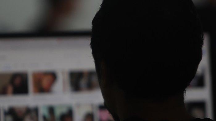 Seorang pengguna internet sedang memperhatikan sejumlah foto tidak senonoh yang beredar di dunia maya, Senin (20/5/2024).