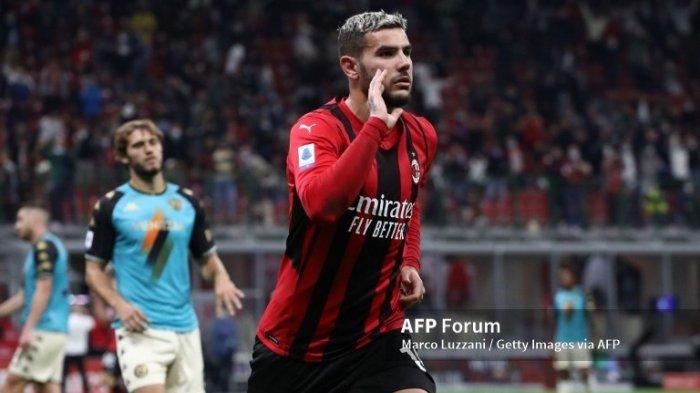 Bek AC Milan, Theo Hernandez, merayakan golnya ke gawang Venezia