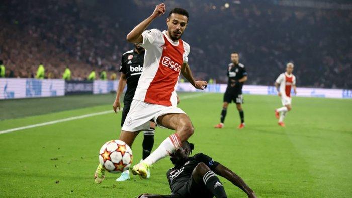 Bek Ajax Noussair Mazraoui (kiri) dan bek Besiktas Fabrice N'Sakala memperebutkan bola dalam pertandingan Grup C Liga Champions di Amsterdam Arena pada Selasa, 28 September 2021.