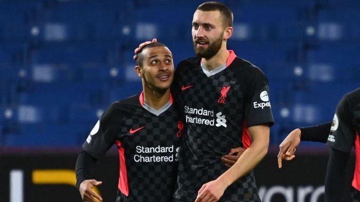 Bek Liverpool Nathaniel Phillips (kanan) melakukan selebrasi usai mencetak gol ke gawang Burnley bersama Thiago Alcantara.