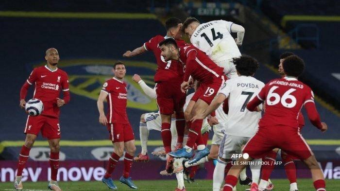 Bek Spanyol Leeds United Diego Llorente (3R) mencetak gol penyama untuk membuat skor 1-1 selama pertandingan sepak bola Liga Premier Inggris antara Leeds United dan Liverpool di Elland Road di Leeds, Inggris utara pada 19 April 2021.