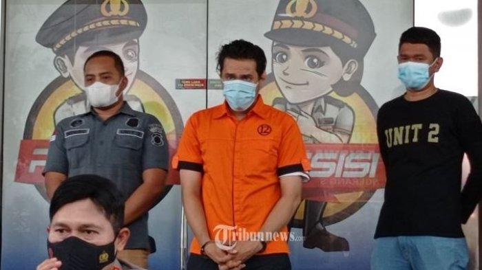 Aktor Bobby Joseph saat ditangkap karena kasus narkoba tahun 2021. Ia kini kembali ditangkap karena kasus yang sama.