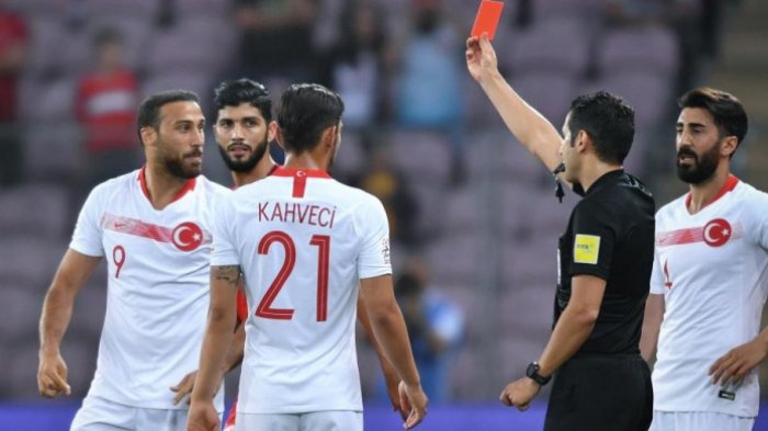 Cenk Tosun (kiri) mendapat kartu merah dalam pertandingan uji coba antara Tunisia kontra Turki di Stade de Geneve, Jenewa, 1 Juni 2018.