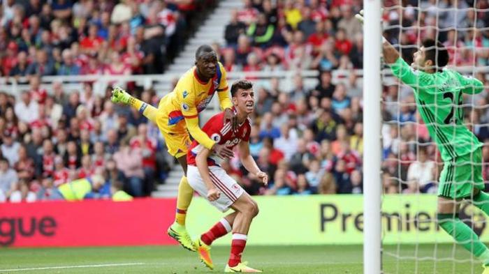 Christian Benteke mencetak gol tandukan untuk Crystal Palace ke gawang Middlesbrough pada lanjutan Premier League di Stadion Riverside, Sabtu (10/9/2016).