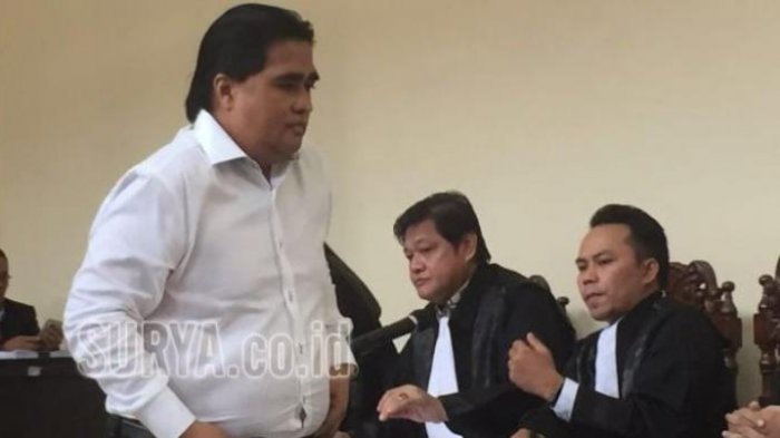Dimas Kanjeng Taat Pribadi saat diskusi dengan tim kuasa hukumnya untuk mengajukan eksepsi atas dakwaan yang dibacakan JPU, Kamis (16/2/2017).