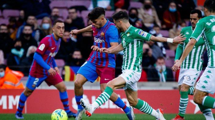 Duel pemain Barcelona dan Real Betis dalam laga di Liga Spanyol 2021-2022