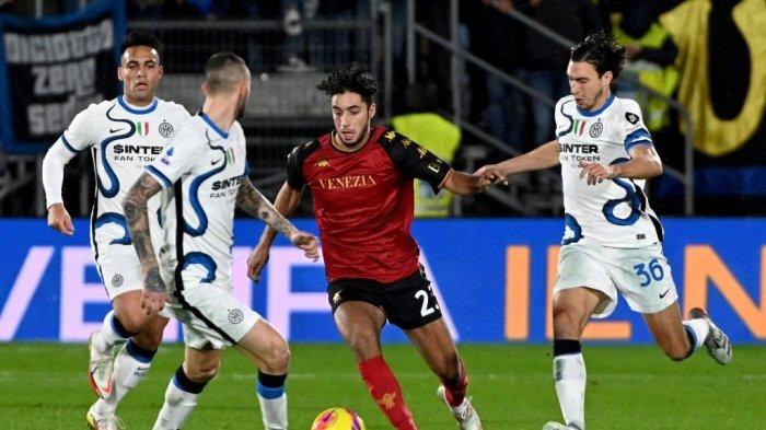 Duel pemain Venezia (tengah) dengan 3 pemain Inter Milan di Liga Italia