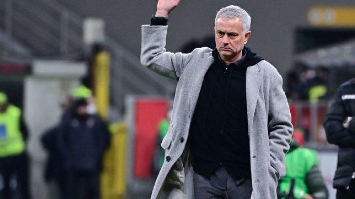 Ekspresi Pelatih AS Roma, Jose Mourinho saat timnya kalah dari AC Milan di lanjutan Liga Italia 2021-2022