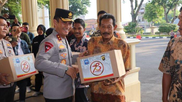 Kapolda Jambi Irjen Pol Rusdi Hartono Lakukan Pelepasan Bantuan Sosial ke Masyarakat Berupa Sembako