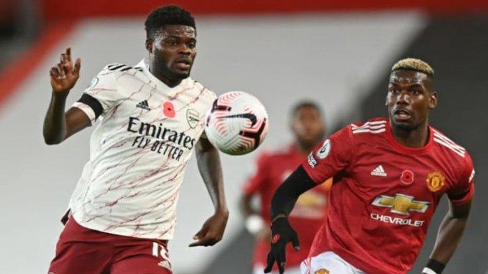 Gelandang Arsenal Thomas Partey kala berebut bola dengan pemain Man United, Paul Pogba