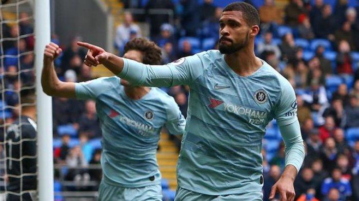 Gelandang Chelsea, Ruben Loftus-Cheek, merayakan gol yang dicetaknya ke gawang Cardiff pada laga Liga Inggris di Stadion Cardiff City, Wales, Sabtu (31//3). Cardiff kalah 1-2 dari Chelsea.