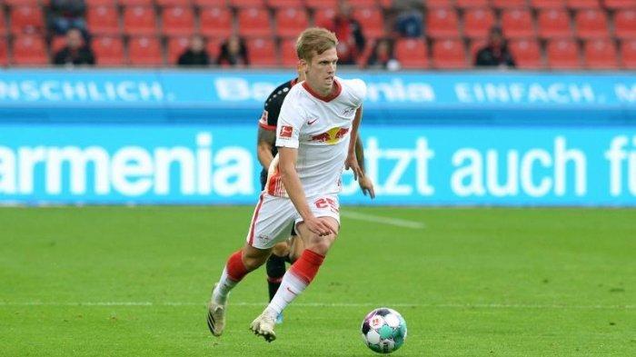 Gelandang Leipzig asal Spanyol Dani Olmo berlari dengan bola selama pertandingan sepak bola divisi satu Bundesliga melawan Jerman Bayer Leverkusen, pada 26 September 2020.
