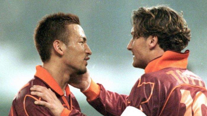 Hidetoshi Nakata dan Francesco Totti saat masih membela AS Roma