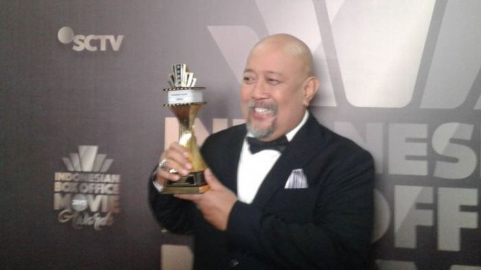 Indro Warkop berpose dengan penghargaan yang diterima dalam acara Indonesian Box Office Movie Award 2017, di Kawasan Daan Mogot, Jakarta Barat, Rabu (29/3/2017).
