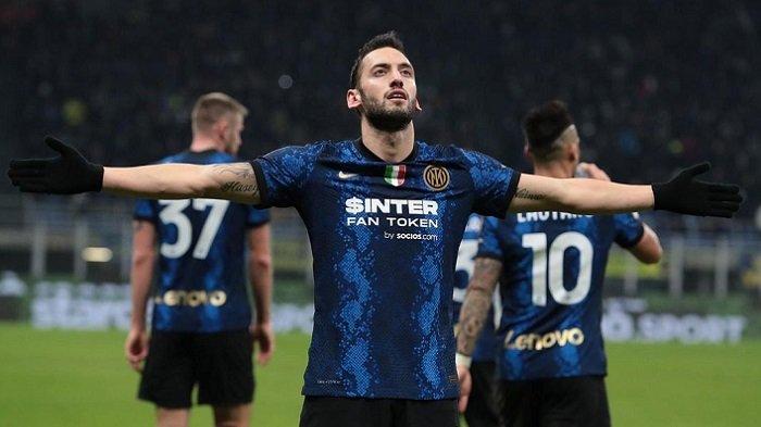 Inter Milan berhasil menempati posisi pertama dalam jajaran klasemen Liga Serie A Italia setelah mengalahkan Cagliari dengan skor telak 4-0 di Stadion Giusppe Meazza.