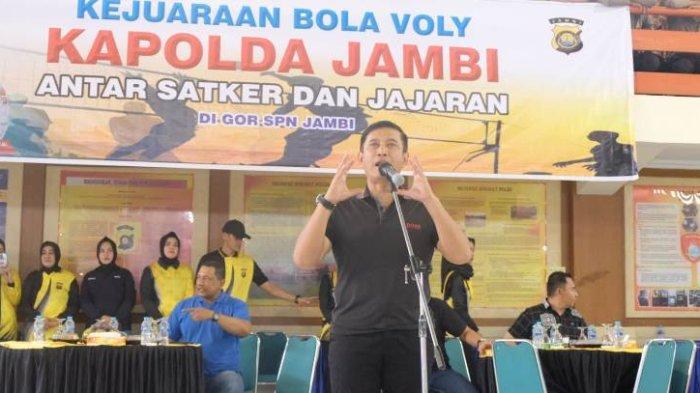 Kapolda Jambi Irjen Pol Rusdi Hartono saat membuka kejuaraan bola voli.