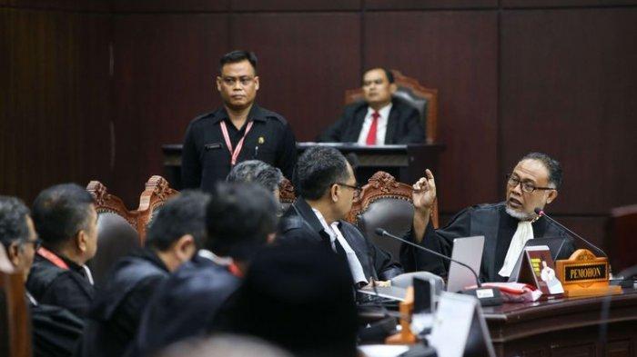 Bambang Widjojanto saat sidang perdana sengketa pilpres 2019 di Gedung Mahkamah Konstitusi, Jakarta, Jumat (14/6/2019). Dia Ketua Tim Hukum Prabowo Subianto - Sandiaga Uno.