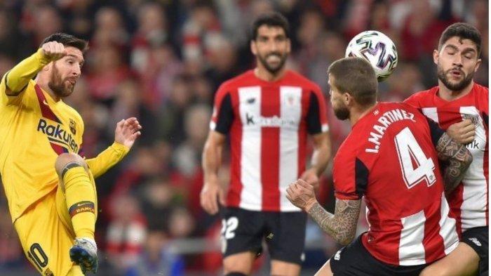 Penyerang Barcelona asal Argentina Lionel Messi (kiri) menembak di depan bek Spanyol Athletic Bilbao Inigo Martinez selama pertandingan sepak bola perempat final Copa del Rey (Piala Raja) Spanyol Athletic Club Bilbao melawan FC Barcelona di stadion San Mames di Bilbao pada 6 Februari, 2020.(AFP/ANDER GILLENEA)