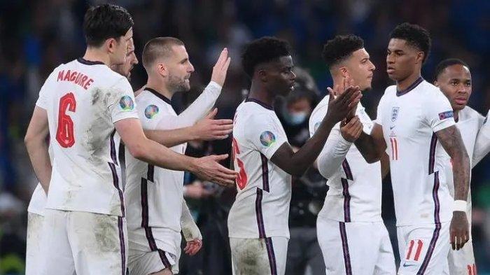 Marcus Rashford bersalaman dengan rekan setimnya di Timnas Inggris