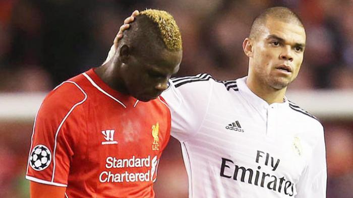 Mario Balotelli dan Pepe terlihat berjalan bersama keluar lapangan saat jeda babak pertama di lanjutan penyisihan grup Liga Champions Eropa, Kamis (23/10/2014). Ia kemudian tampak bertukar seragam dengan Pepe di lorong stadion.
