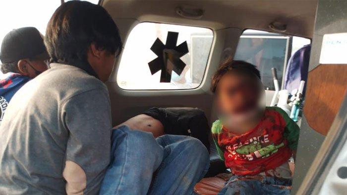 Seorang anak ikut dievakuasi dari lokasi offroad, dengan kondisi wajah berlumur darah, Minggu (15/10/2023)