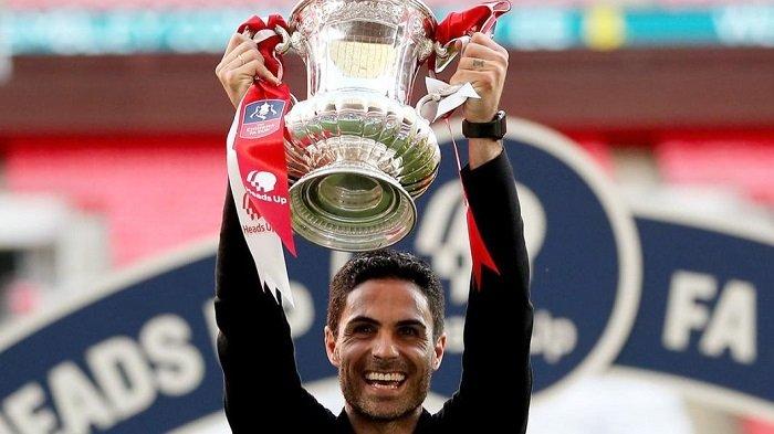 Pelatih Arsenal Mikel Arteta mengundang Arsene Wenger untuk kembali ke Arsenal secara sensasional. Ia mengklaim The Gunners akan senang menyambut sang mantan pelatih.