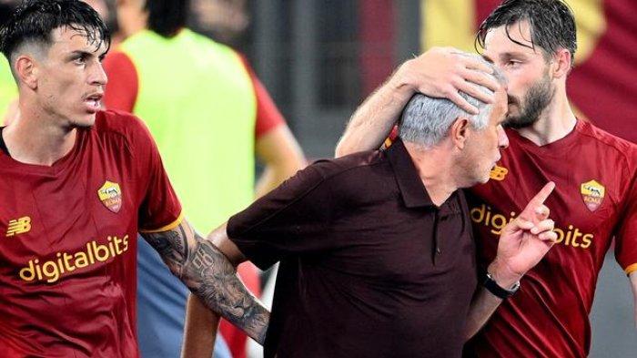 Pelatih AS Roma, Jose Mourinho, menorehkan laga ke-1000 dalam karier kepelatihan saat timnya menang 2-1 atas Sassuolo pada laga pekan ketiga Serie A, Senin (13/9/2021) dini hari WIB.
