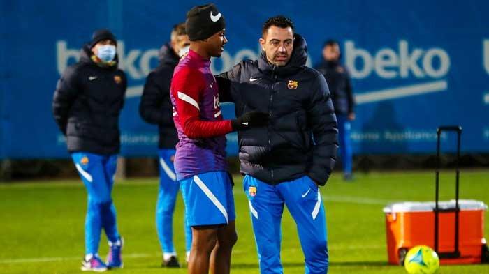 Pelatih Barcelona, Xavi Hernandez (kanan) berbincang dengan Ansu Fati, striker muda tim Catalan itu
