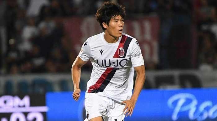 Pemain asal Jepang Takehiro Tomiyasu bergabung dengan Arsenal. Sebelumnya Takehiro Tomiyasu bermain di Bologna