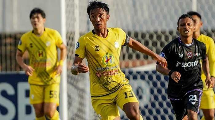 Pemain Barito Putera saat mengontrol bola yang ia dapat dari rekan setimnya
