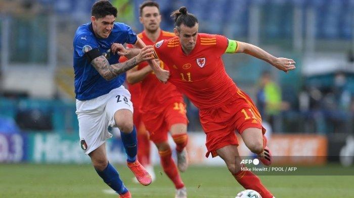 Pemain depan Wales Gareth Bale (kanan) ditandai oleh bek Italia Alessandro Bastoni selama pertandingan sepak bola Grup A UEFA EURO 2020 antara Italia dan Wales di Stadion Olimpiade di Roma pada 20 Juni 2021 - Gareth Bale tepis rumor yang mengatakan dirinya segera pensiun jelang laga 16 besar Euro 2021 melawan Denmark.
