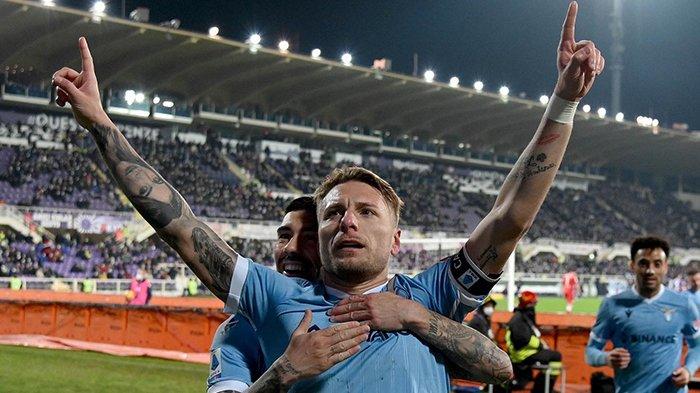Pemain Lazio Ciro Immobile melakukan selebrasi usai cetak gol