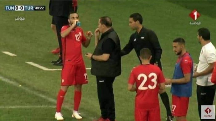 Pemain Tunisia, disebut berbuka puasa di tengah laga pemanasan menuju Piala Dunia.