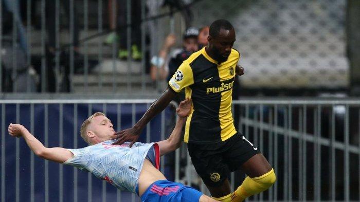 Pemain Young Boys yang berebut bola dengan gelandang Manchester United, Donny van de Beek di penyisihan Grup Liga Champions