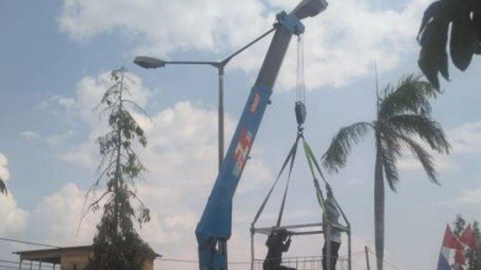 Pemasangan PJU tenaga surya di Muaro Jambi