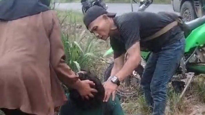 Warga saat memberi pertolongan kepada Anang Adiyono yang diduga korban penembakan atau peluru nyasar, Jumat (15/6/2024)