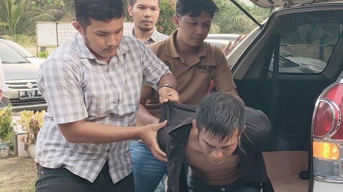 Tersangka perampok tauke sawit saat diamankan di Muarojambi, Provinsi Jambi, Senin (22/4/2024).