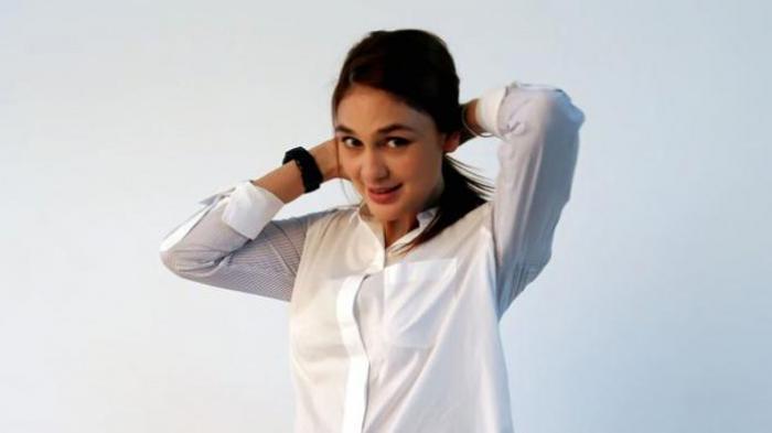 Presenter Luna Maya saat ditemui pada sesi pemotretan yang dilakukan oleh para modelnya untuk katalog bisnis clothing linenya yang diberi nama 'Luna Habit' di Studio TM Pancoran, Jakarta Selatan, Kamis (28/5/2015). Dalam kesempatan itu Luna Maya berperan sebagai pengarah gaya. (Tribunnews/Jeprima)