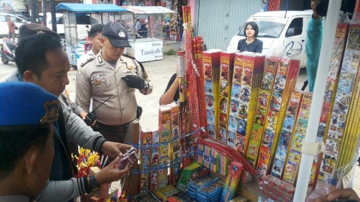Aparat Polsek Telanaipura menyisir lapak-lapak penjual petasan di kawasan Telanaipura atau tepatnya di kawasan Sipin, Masjid Nurdin, Kamis (9/6).