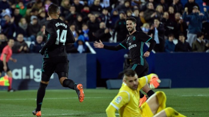 Gelandang Real Madrid, Casemiro (kiri), merayakan golnya bersama Isco dalam laga Liga Spanyol kontra Leganes di Stadion Municipal de Butarque, Leganes, pada 21 Februari 2018.