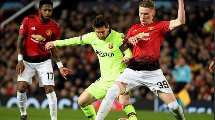 Scott McTominay berebut bola dengan Lionel Messi dalam duel Liga Champions Manchester United vs Barcelona, 10 April 2019.