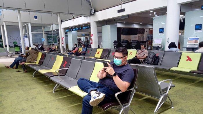 ILUSTRASI penumpang pesawat sedang berada di ruang tunggu keberangkatan .
