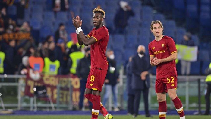 Striker AS Roma, Tammy Abraham memberi tepuk tangan ke penonton yang mendukungnya di Liga Italia