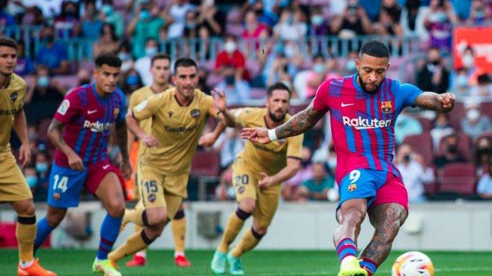 Striker Barcelona, Memphis Depay mencetak gol ke gawang Levante di Liga Spanyol