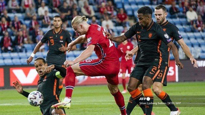 Striker Norwegia, Erling Haaland mendapat halauan bek Belanda, Virgil van Dijk kala bersua di Kualifikasi Piala Dunia 2022