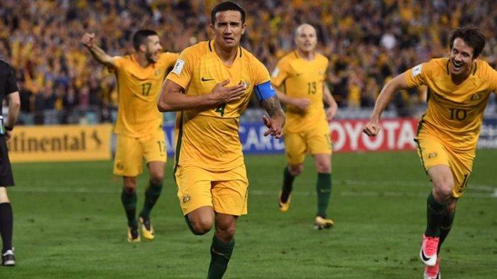 Striker timnas Australia, Tim Cahill (2 dari kiri), melakukan selebrasi bersama rekan-rekannya setelah mencetak gol ke gawang Suriah dalam pertandingan Kualifikasi Piala Dunia 2018 di Sydney, Australia, Selasa (10/10/2017).